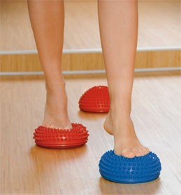 Image SISSEL SPIKY DOME palla riccio per massaggio confezione 2 pezzi (1 Blu e 1 Rosso)